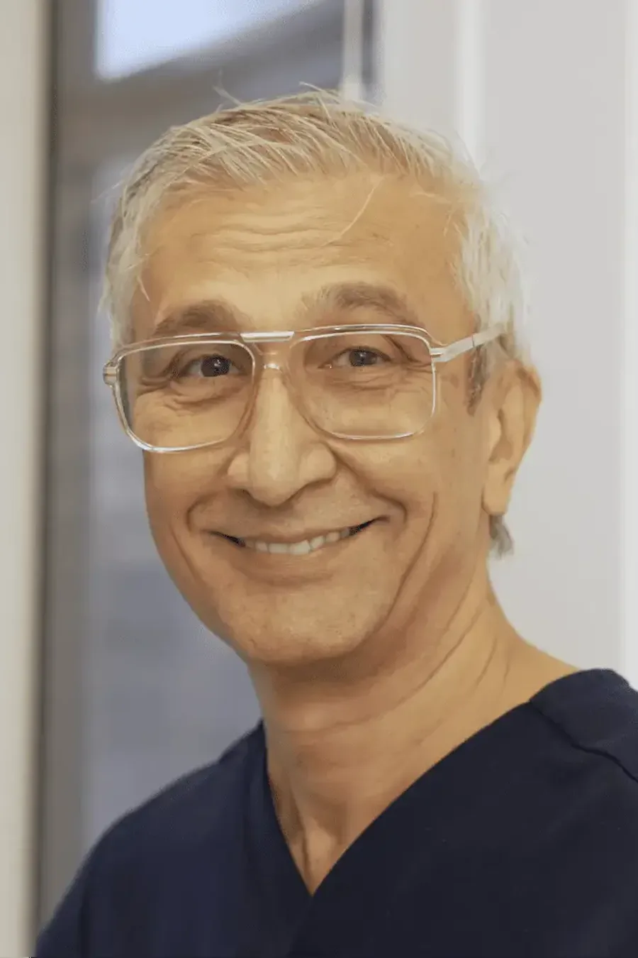 Dr Dariush Hoshyar, principal dentist and implantologist at Stunning Smile Clinic